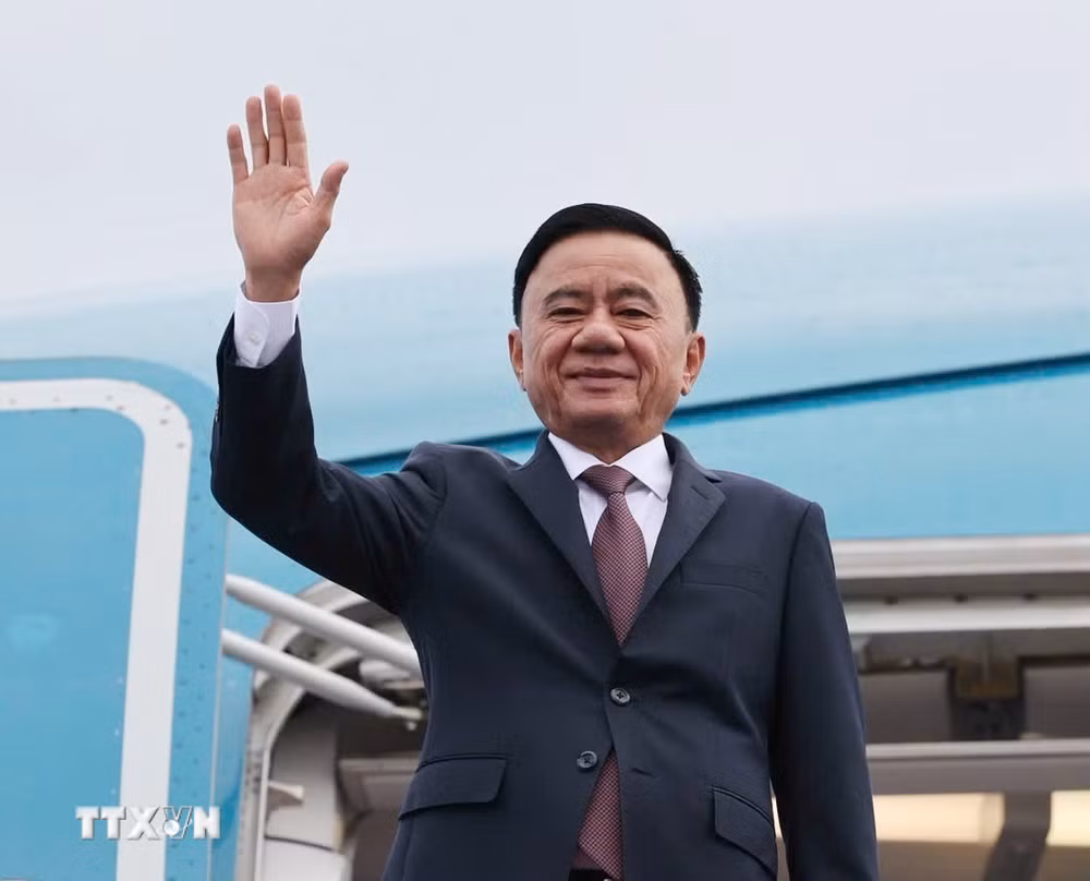 ttxvn-thuong-truc-ban-bi-thu-tran-cam-tu-len-duong-tham-chinh-thuc-singapore-8976451-1.jpg