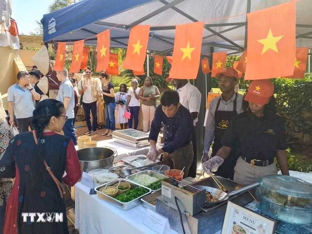 ttxvn-dac-sac-hoi-cho-am-thuc-asean-lan-dau-tien-tai-mozambique-8979343-3987.jpg