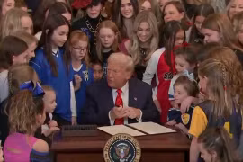 Video ông Trump ký sắc lệnh cấm người chuyển giới tham gia giải đấu dành cho nữ