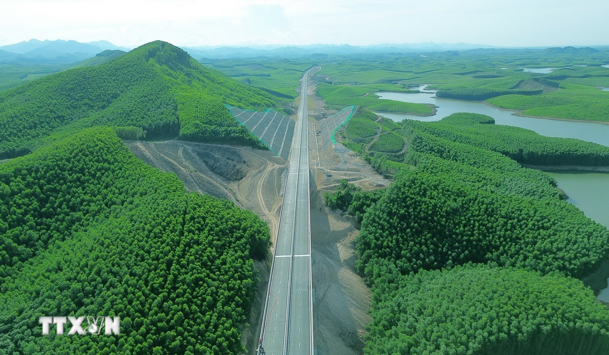 Cao tốc Vạn Ninh-Cam Lộ xuyên qua cánh rừng. (Ảnh: Quốc Khánh/TTXVN)