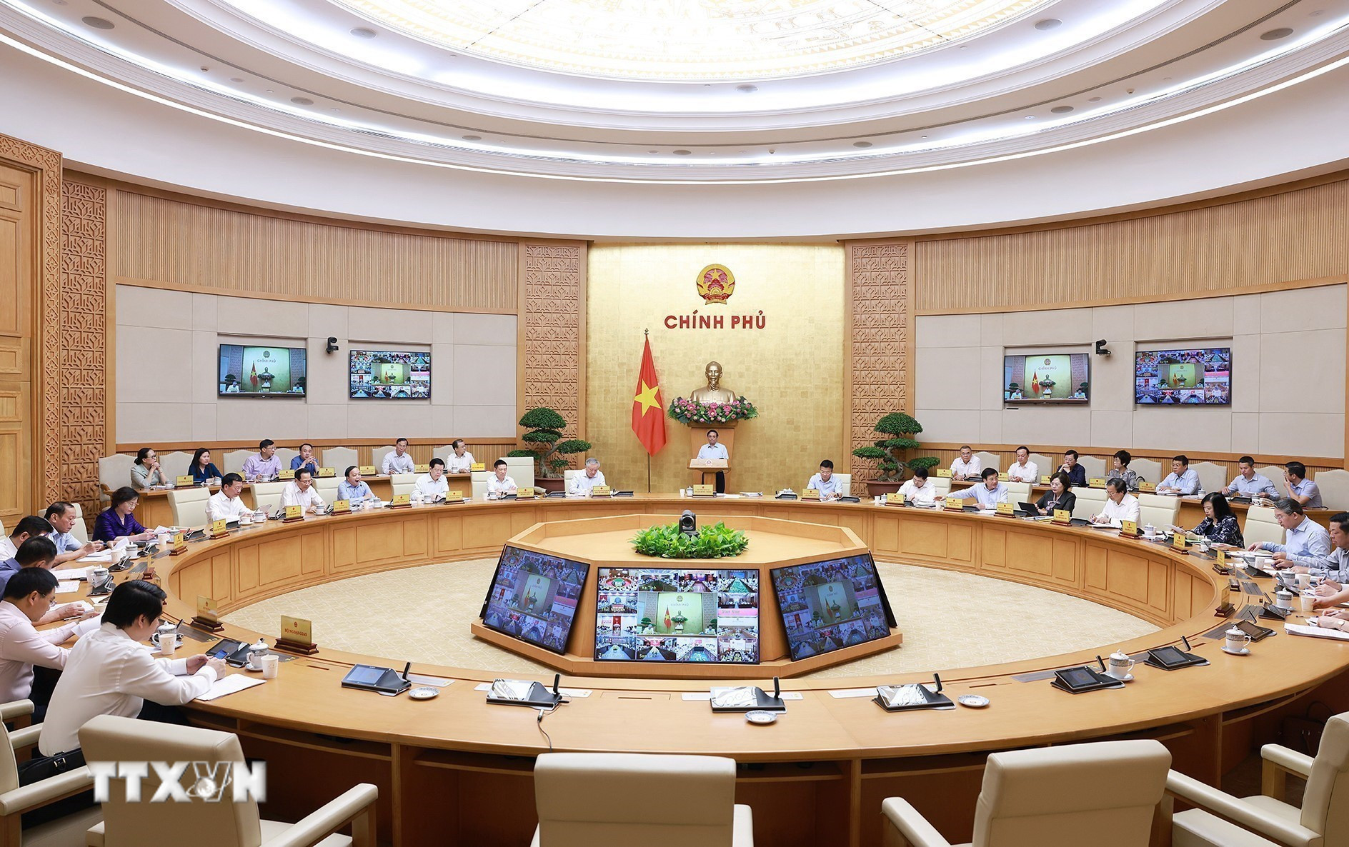 ttxvn-thu-tuong-hop-chinh-phu-thang-7-4.jpg