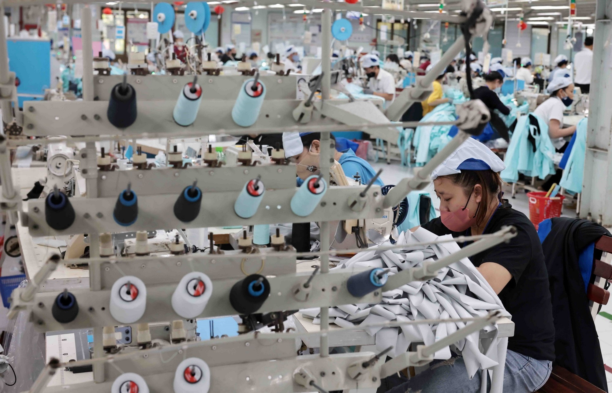 Công nhân tại một công ty may. (Nguồn: TTXVN)