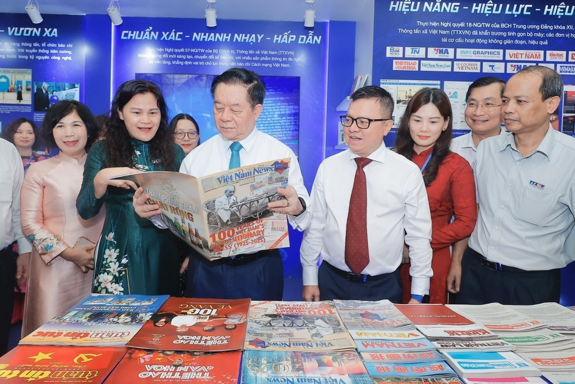 Ông Nguyễn Trọng Nghĩa, Ủy viên Bộ Chính trị, Bí thư Trung ương Đảng, Trưởng Ban Tuyên giáo và Dân vận Trung ương tham quan gian trưng bày của TTXVN. (Ảnh: Minh Quyết/TTXVN)