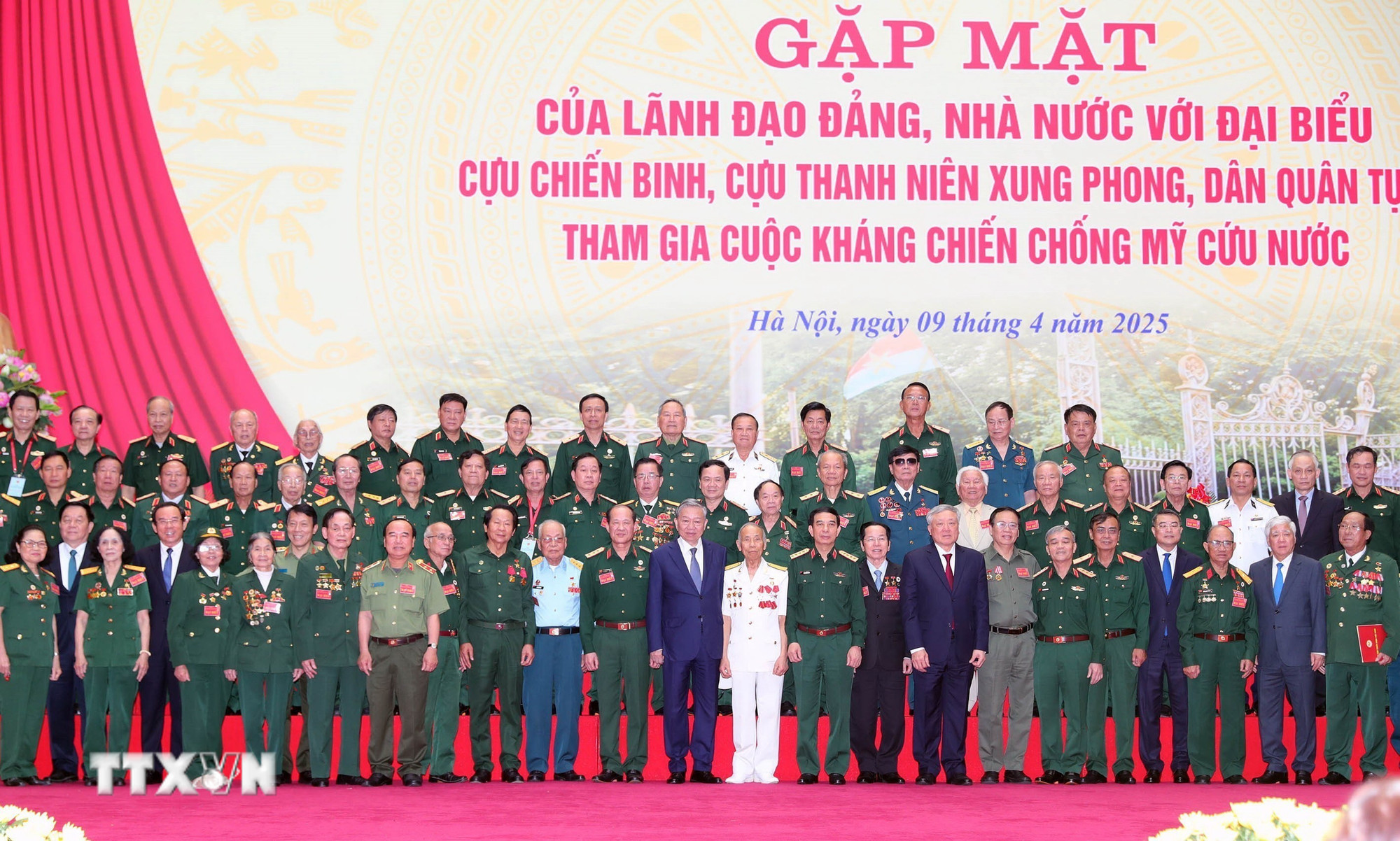 Tổng Bí thư Tô Lâm và các đại biểu. (Ảnh: Thống Nhất/TTXVN) ttxvn-tong-bi-thu-cuu-chien-binh-5.jpg