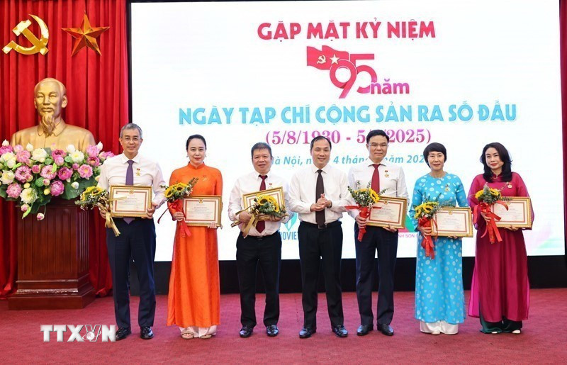 Mr. Hoang Trung Dung, member of the Party Central Committee and Editor-in-Chief of the Communist Magazine, presented the Medal “For the Cause of the Party’s Theoretical Magazine” to officials who have made many contributions to the construction and development of the Communist Magazine. (Photo: Minh Duc/VNA) ttxvn-tap-chi-cong-san-4.jpg