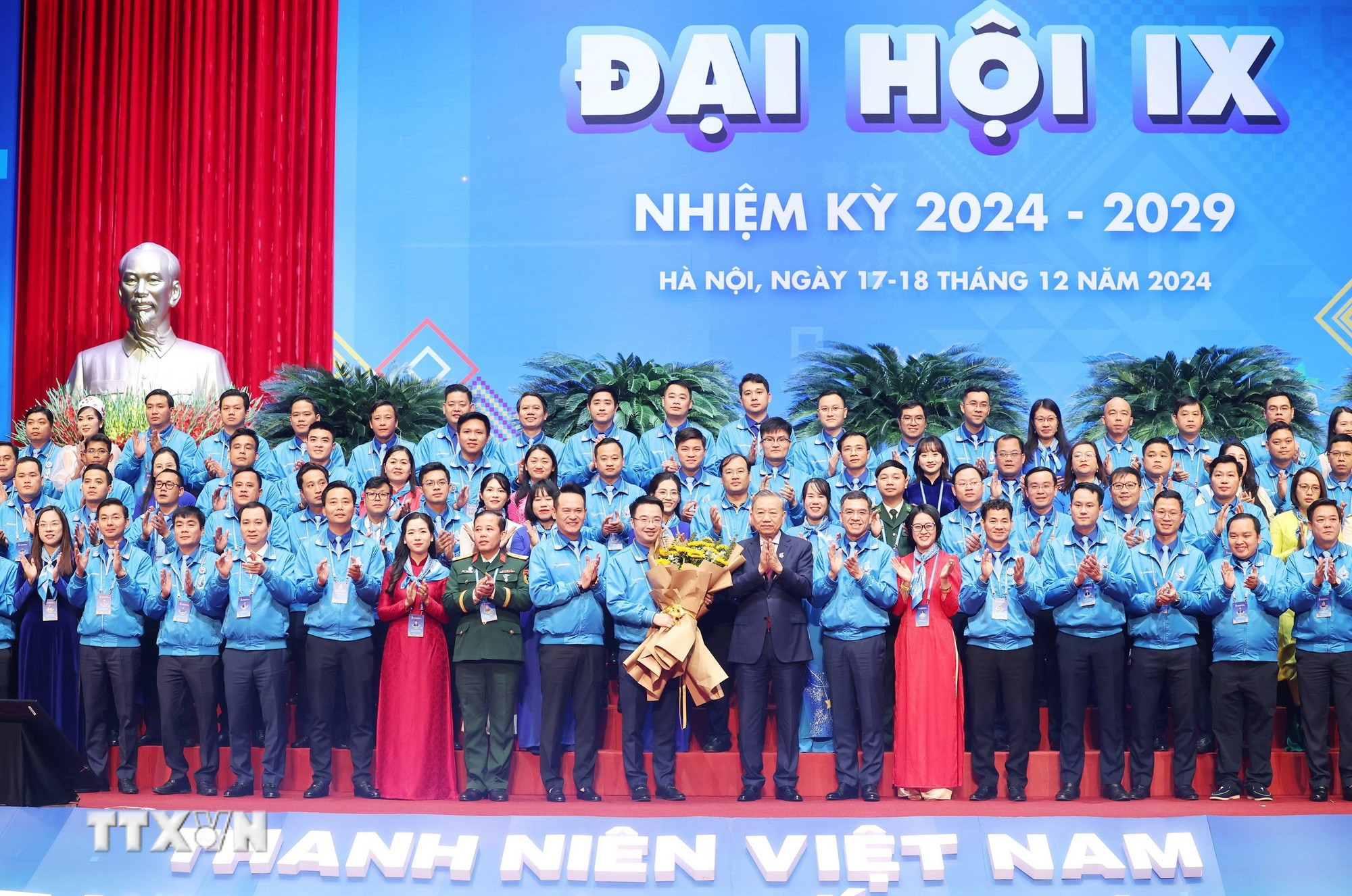 Bet8801234.com cá cược độc quyền Tô Lâm tặng hoa chúc mừng Ủy ban Trung ương Hội Liên hiệp Thanh niên Việt Nam khóa IX, nhiệm kỳ 2024-2029. (Ảnh: Thống Nhất/TTXVN)