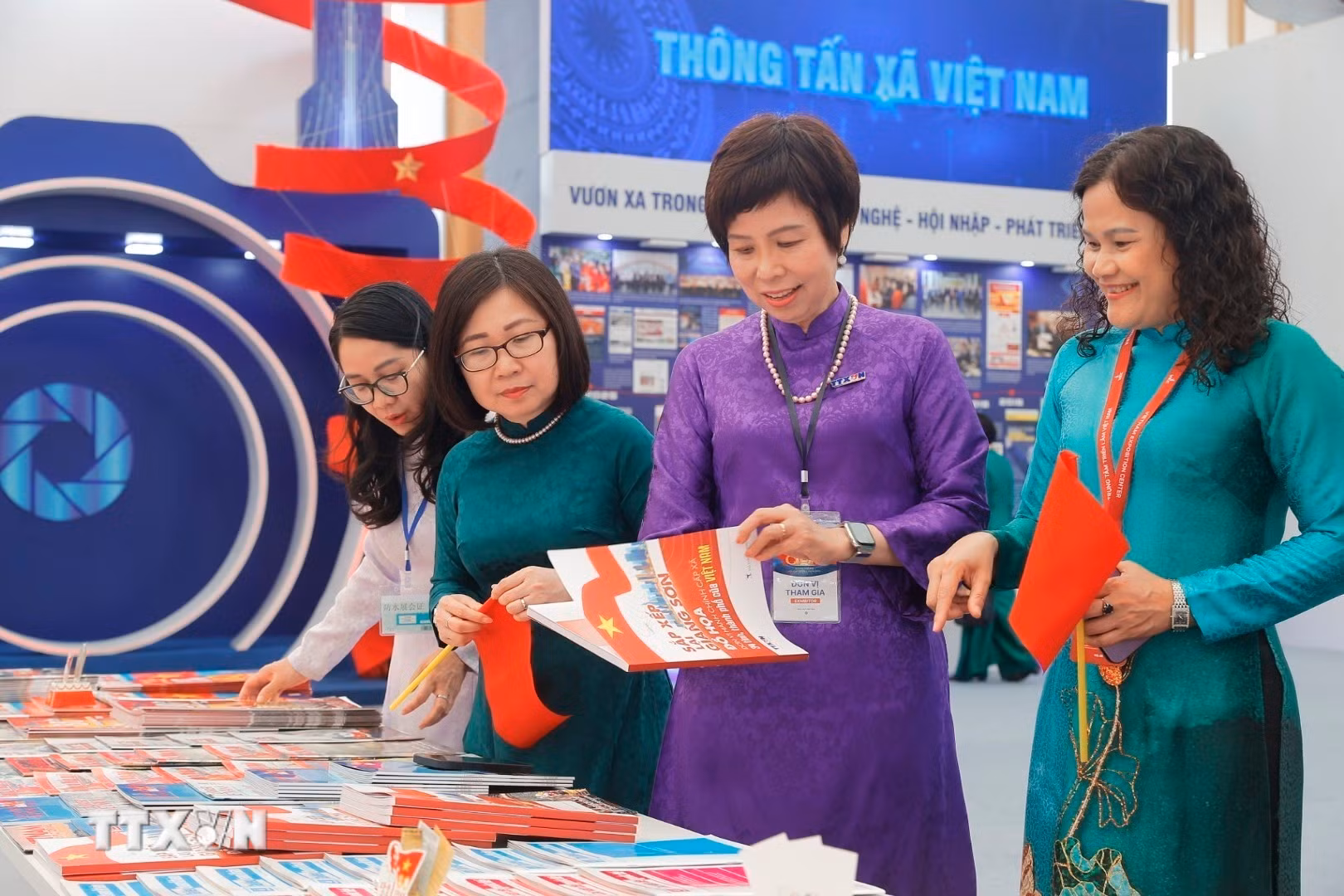 ttxvn-gian-trung-bay-tai-trien-lam-thanh-tuu-dat-nuoc-3jpg.jpg