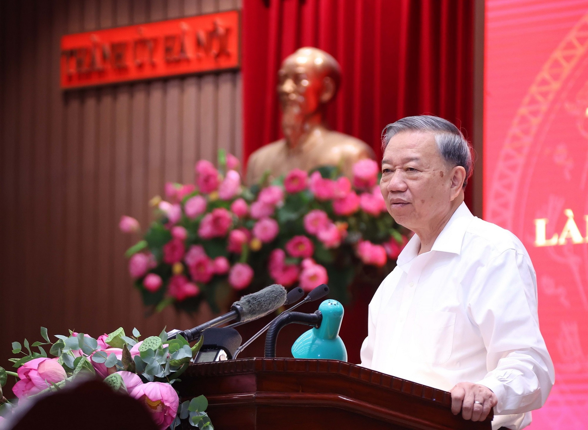 Tổng Bí thư Tô Lâm phát biểu kết luận tại buổi làm việc với Ban Thường vụ Thành ủy Hà Nội. (Ảnh: Văn Điệp/TTXVN)