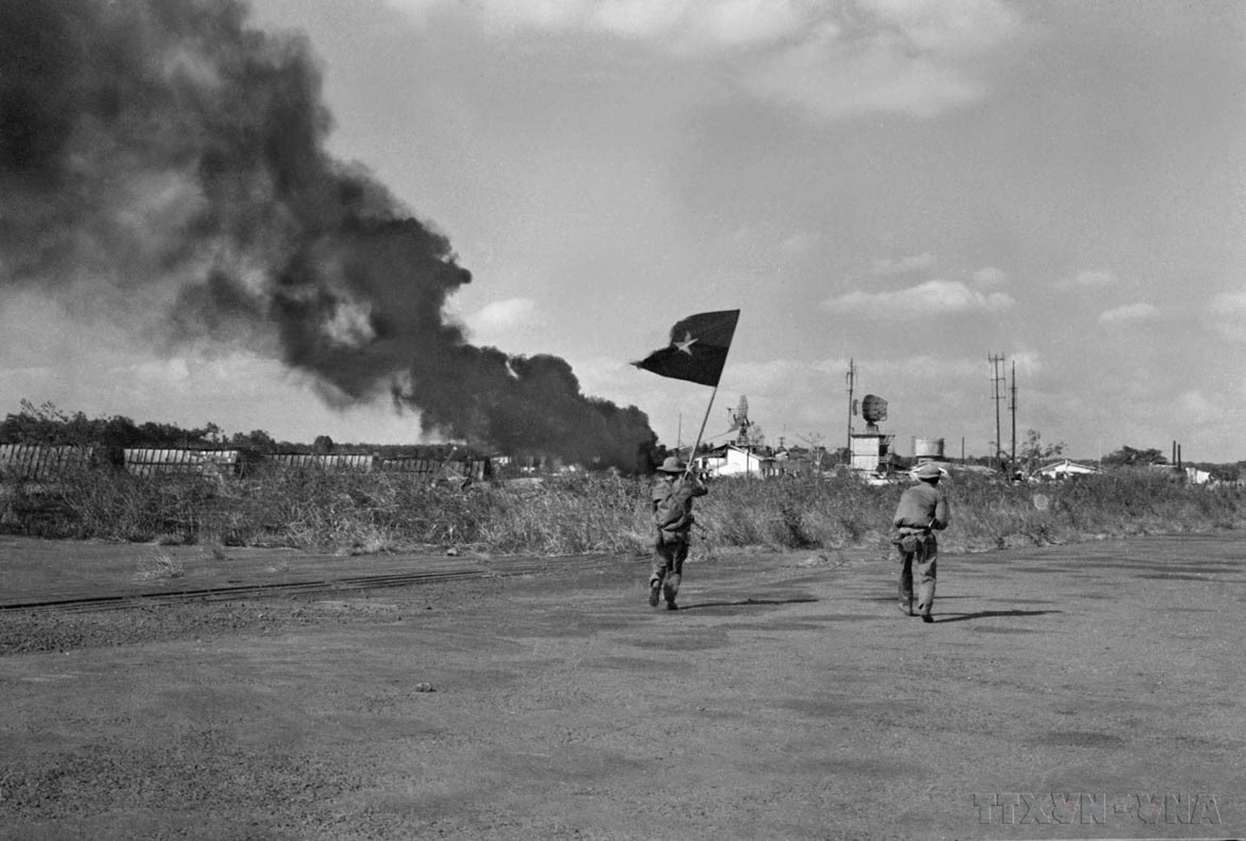 Quân giải phóng tiến vào đánh chiếm sân bay Hòa Bình ở thị xã Buôn Ma Thuột (1975). (Ảnh: TTXVN)