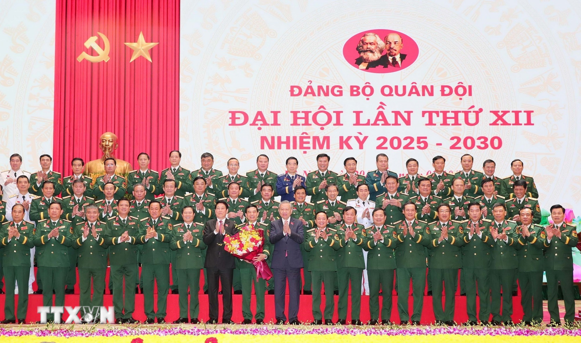 Tổng Bí thư Tô Lâm và Chủ tịch nước Lương Cường với các đại biểu được bầu đi dự Đại hội đại biểu toàn quốc lần thứ XIV của Đảng. (Ảnh: Trọng Đức/TTXVN)