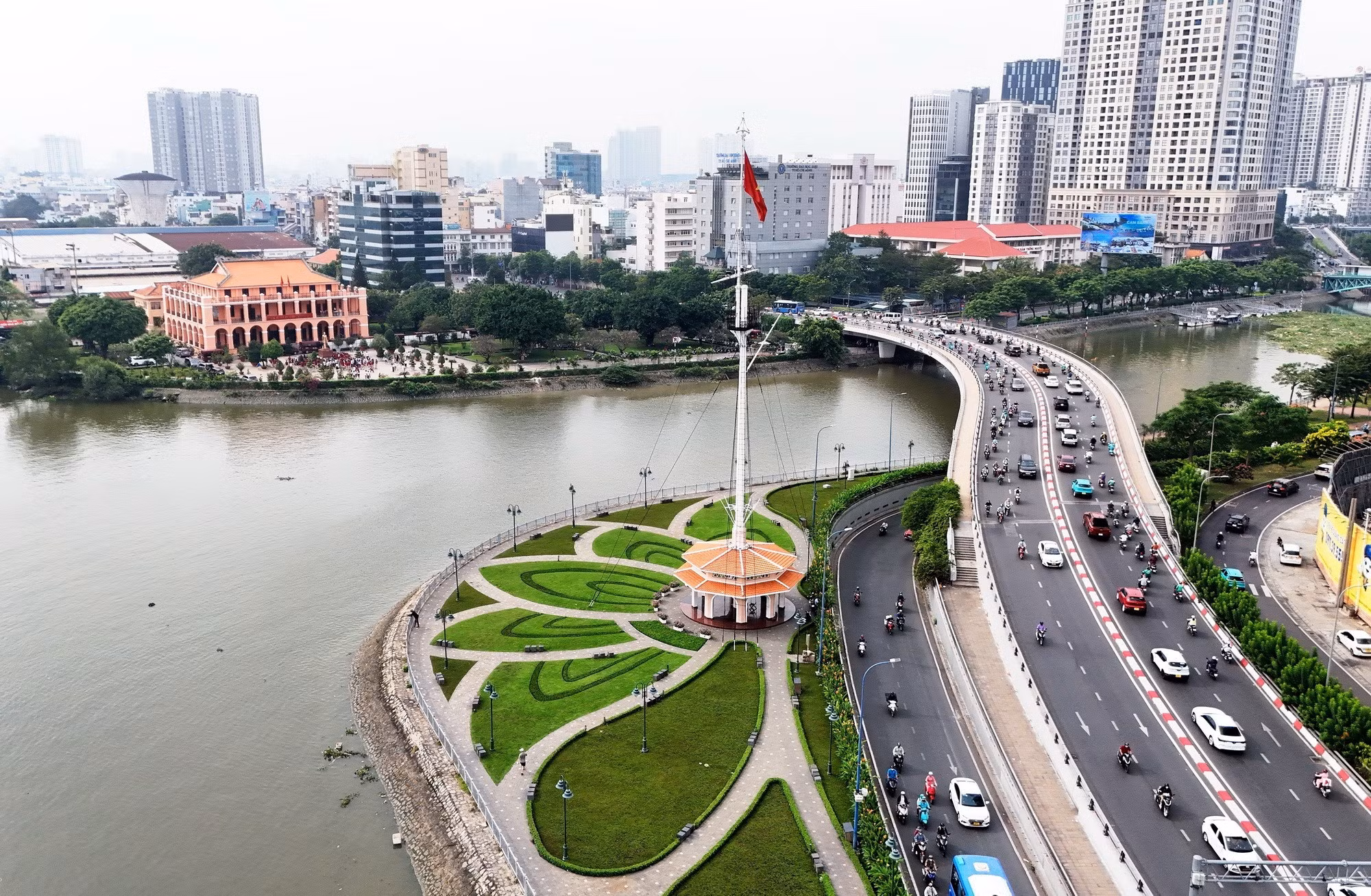 ben-nha-rong-thanh-pho-ho-chi-minh.jpg