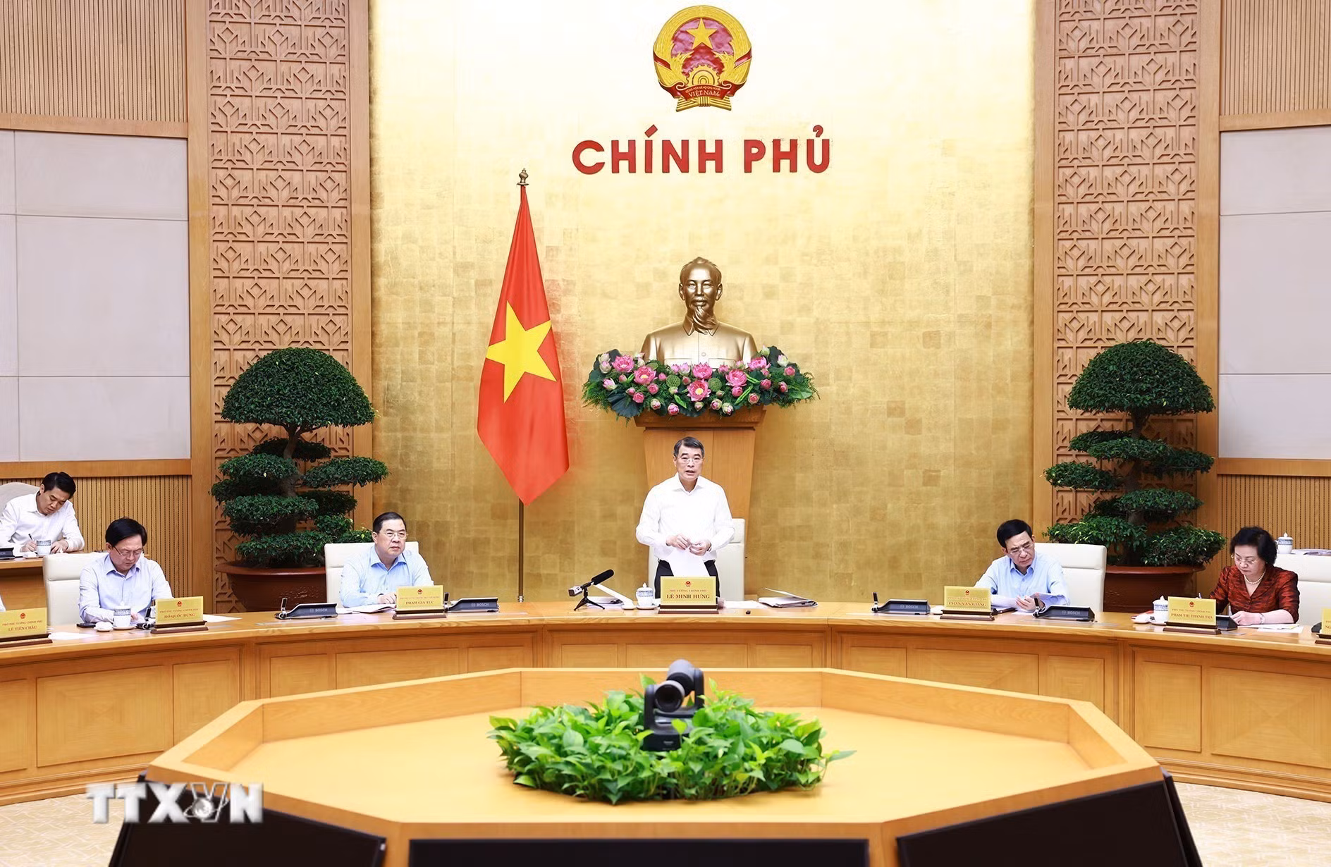 ttxvn-thu-tuong-le-minh-hung-chu-tri-hop-thuong-truc-chinh-phu-1.jpg