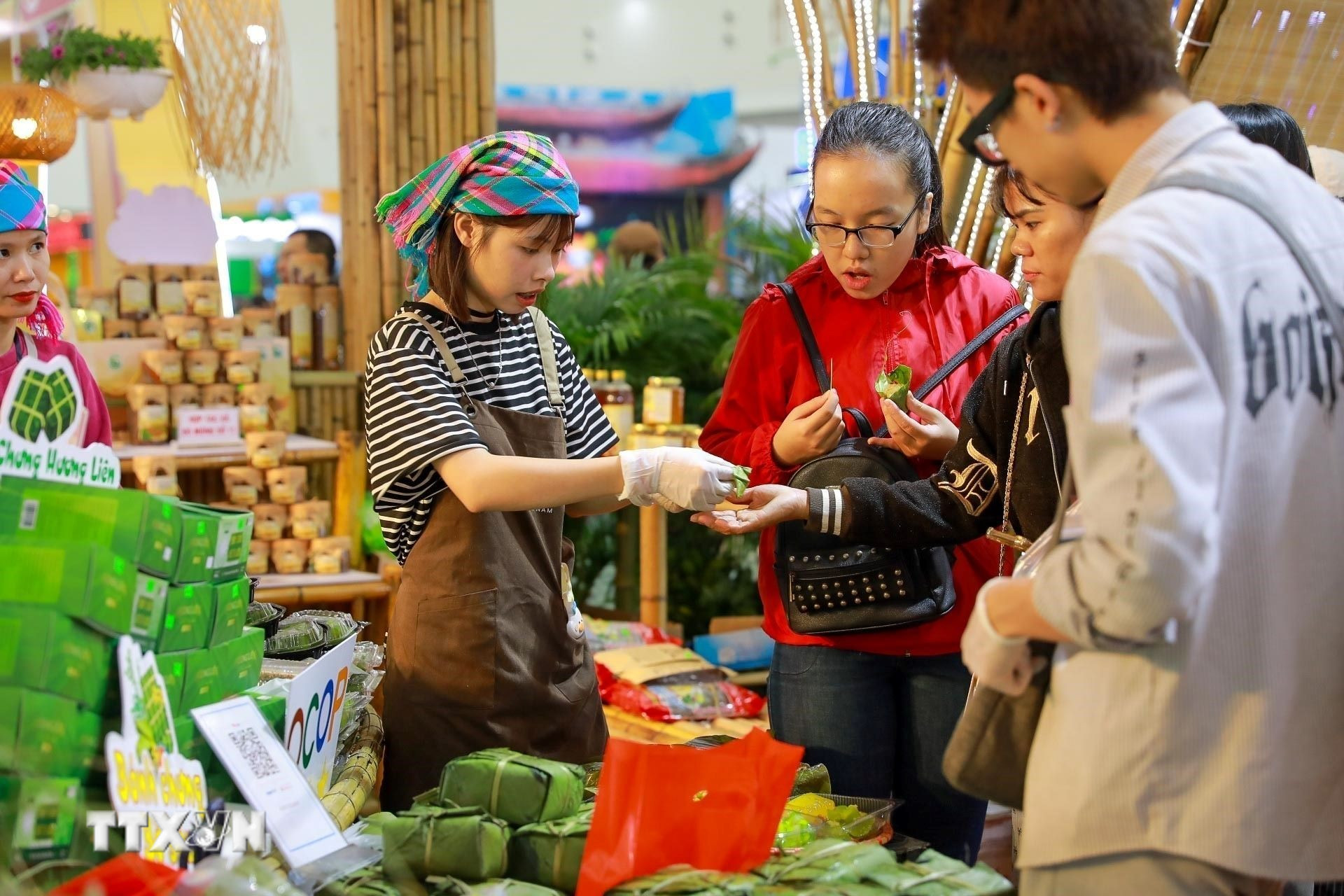 Hội chợ mùa Thu 2025 thu hút đông đảo người dân và du khách mua sắm và tham quan. (Ảnh: Khánh Hòa/TTXVN)