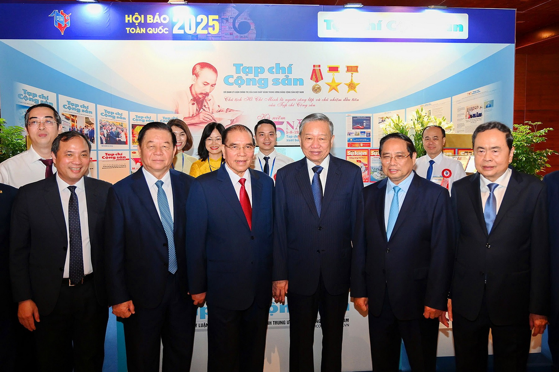 Tổng Bí thư Tô Lâm cùng các lãnh đạo Đảng, Nhà nước và các đại biểu tham quan không gian trưng bày của Tạp chí Cộng sản tại Hội Báo Toàn quốc 2025. (Nguồn: Nhân Dân)