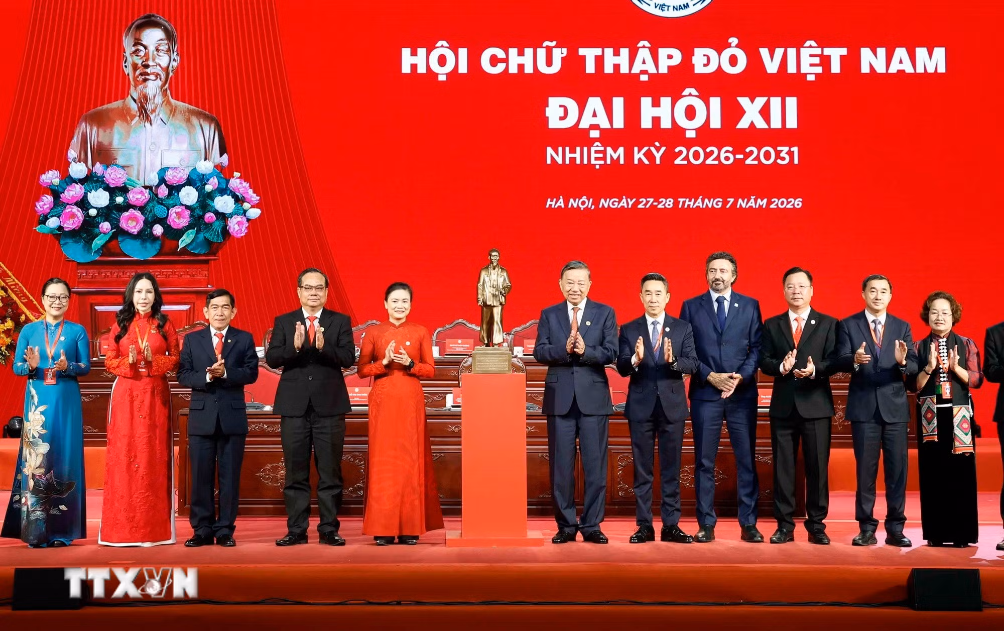ttxvn-khai-mac-trong-the-dai-hoi-dai-bieu-toan-quoc-hoi-chu-thap-do-viet-nam-lan-thu-xii-19.jpg