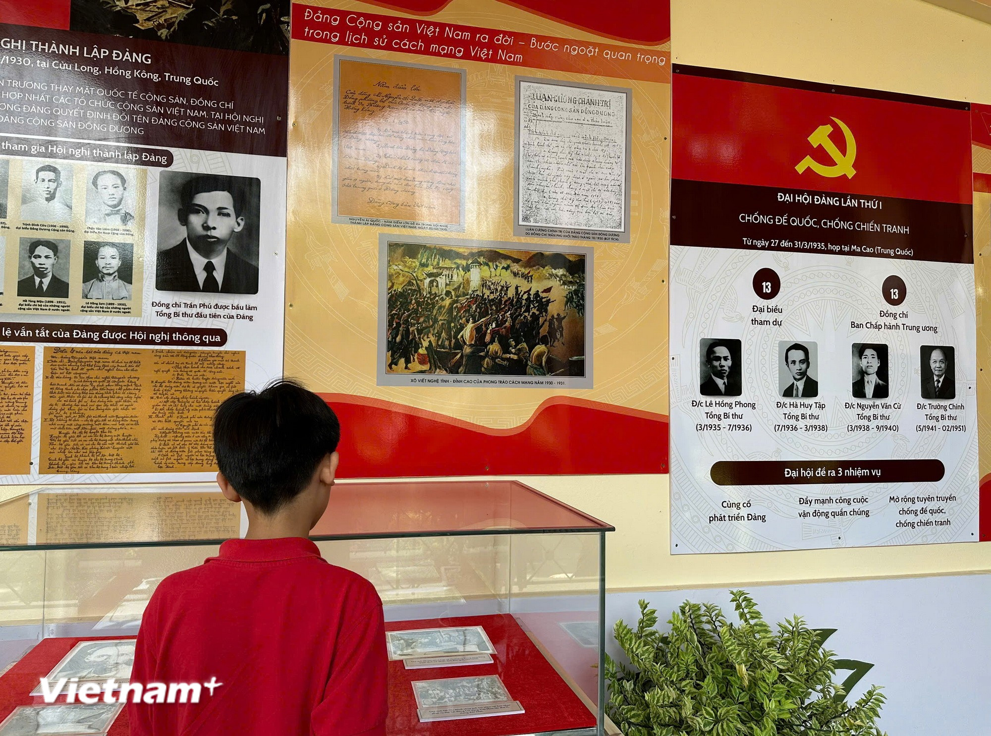 Khách tham quan trưng bày về Hội nghị thành lập Đảng và Đại hội lần thứ nhất của Đảng tại Bảo tàng Hồ Chí Minh chi nhánh Thành phố Hồ Chí Minh. (Nguồn: Vietnam+)