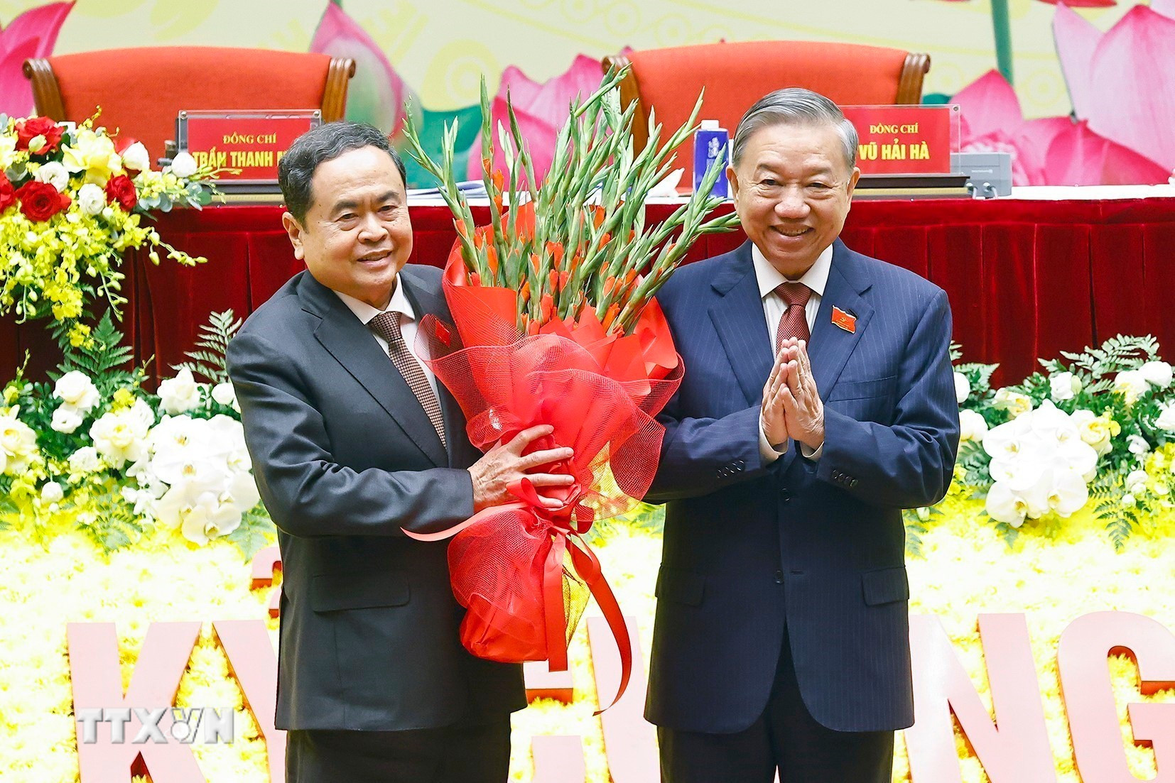 Tổng Bí thư Tô Lâm tặng hoa chúc mừng Đại hội. (Ảnh: Doãn Tấn/TTXVN) ttxvn-tong-bi-thu-dang-bo-quoc-hoi-14.jpg