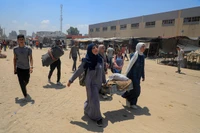 Người dân Palestine sơ tán khỏi khu vực phía Đông thành phố Khan Younis, miền Nam Dải Gaza ngày 2/7/2024. Ảnh: THX/TTXVN