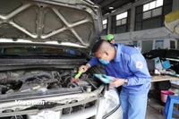 Nhân viên đăng kiểm thực hiện quy trình kiểm định xe cơ giới. (Ảnh: Hoài Nam/Vietnam+)