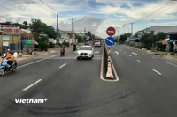 Phương tiện lưu thông trên một đoạn tuyến quốc lộ. (Ảnh: Việt Hùng/Vietnam+)