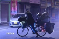 Người dân mưu sinh trong trời rét. (Nguồn: TTXVN)