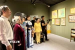 Các đại biểu tham quan triển lãm. (Ảnh: Thu Hương/TTXVN)