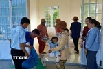 Cấp phát gạo hỗ trợ dịp Tết Nguyên đán và giáp hạt cho người dân. (Ảnh minh họa: TTXVN phát)
