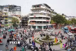 Rất đông người dân đến chụp ảnh, check-in với tòa nhà "Hàm cá mập" trước thời điểm bị phá dỡ. (Ảnh: Khánh Hòa/TTXVN)