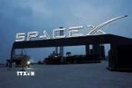 Biểu tượng của Tập đoàn SpaceX tại cổng vào trung tâm vũ trụ Brownsville ở Texas, Mỹ. (Ảnh: Reuters/TTXVN)