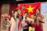 Một tiết mục văn nghệ do thiếu nhi Việt kiều trình diễn. (Ảnh: Thu Hà/TTXVN)