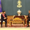 Chủ tịch Thượng viện Campuchia, Chủ tịch Đảng Nhân dân Campuchia (CPP) Samdech Techo Hun Sen tiếp Đại sứ Nguyễn Huy Tăng. (Ảnh: Huỳnh Thảo/TTXVN).