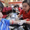 Tình nguyện viên đến hiến máu trong chương trình Hành trình Đỏ tại Hà Nội. (Ảnh: Minh Quyết/TTXVN) 