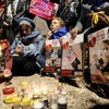 Người dân Israel cầu nguyện bên di ảnh gia đình con tin Bibas tại Tel Aviv, ngày 20/2/2025. (Nguồn: REUTERS/TTXVN)