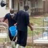 Nhân viên y tế làm việc tại trung tâm điều trị bệnh nhân mắc Ebola ở bệnh viện Mubende, Uganda. (Nguồn: THX/TTXVN)