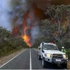 Nhân viên Cơ quan Cứu hỏa Quốc gia Australia theo dõi khói bốc lên từ đám cháy rừng mất kiểm soát tại Công viên Quốc gia Grampians ở Victoria. (Nguồn: AP)