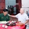 Cựu chiến sĩ biệt động Phan Văn Hôn (phải) và đồng đội, cựu chiến binh xã Trung Lập Thượng, huyện Củ Chi. (Ảnh: Xuân Khu/TTXVN) 