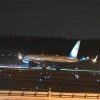 Máy bay chở Tổng thống đắc cử Mỹ Donald Trump và phu nhân Melania tới sân bay quốc tế Dulles, Virginia, Mỹ, ngày 18/1/2025. (Nguồn: AA/TTXVN) 