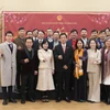Lãnh đạo Đại sứ quán chụp ảnh với cán bộ các cơ quan đại diện Việt Nam tại buổi gặp mặt đầu năm mới ngày 29/1. (Ảnh: Đức Thắng/TTXVN) 