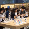 Khách hàng trải nghiệm điện thoại iPhone 16 của Apple. (Nguồn: Yonhap/TTXVN) 
