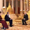 Quốc vương Norodom Sihamoni (phải) tiếp Đại sứ Việt Nam Nguyễn Minh Vũ tại Cung điện Hoàng gia Campuchia ở thủ đô Phnom Penh. (Nguồn: TTXVN)