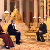 Quốc vương Norodom Sihamoni (phải) tiếp Đại sứ Việt Nam Nguyễn Minh Vũ tại Cung điện Hoàng gia Campuchia ở thủ đô Phnom Penh. (Nguồn: TTXVN)