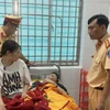 Lãnh đạo Cảnh sát giao thông Công an tỉnh Phú Yên thăm hỏi nạn nhân đang điều trị tại Trung tâm Y tế thị xã Sông Cầu. (Ảnh: Tường Quân/TTXVN)
