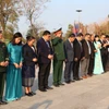 Đại sứ Nguyễn Minh Tâm cùng đoàn công tác dâng hương tại Khu lưu niệm Chủ tịch Souphanouvong. (Ảnh: Xuân Tú/TTXVN)