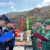 Chỉ huy trưởng hai bên gặp nhau và ký biên bản tại vạch phân định cửa khẩu Ma Lù Thàng (Việt Nam)-Kim Thuỷ Hà (Trung Quốc). (Ảnh: TTXVN)