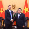 Ủy viên Bộ Chính trị Nguyễn Xuân Thắng và Đại sứ Thụy Điển tại Việt Nam Johan Ndisi. (Ảnh: Văn Điệp/TTXVN)