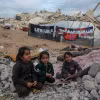Các em nhỏ ngồi trên đống đổ nát của ngôi nhà bị phá hủy do xung đột tại Beit Lahia, Dải Gaza ngày 3/3/2025. (Nguồn: THX/TTXVN)