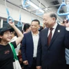 Tổng Bí thư Tô Lâm đi tàu Metro số 1 Bến Thành-Suối Tiên và trò chuyện với người dân. (Ảnh: Thống Nhất/TTXVN)