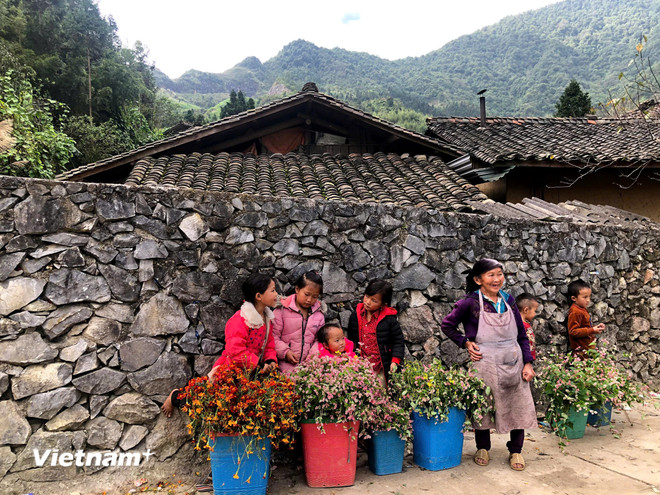 Этнические группы участвуют в развитии туризма в культурно-туристической деревне Лунг Кам, Донг Ван, Туенкуанг. (Фото: Нгуен Фыонг/Vietnam+) vnp-tuyen-quang-cao-nguyen-da-dong-van-01.jpg