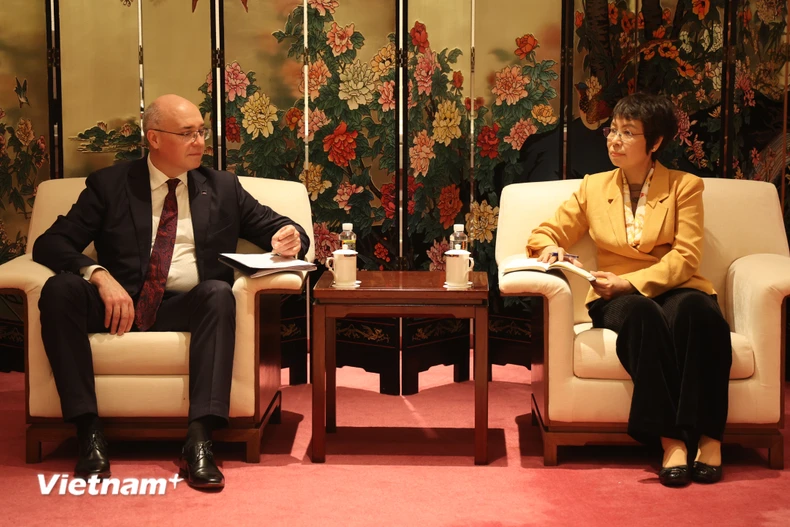 Tổng giám đốc TTXVN Vũ Việt Trang trao đổi với Tổng giám đốc Andrey Kondrashov. (Ảnh: Hoàng Long/Vietnam+)