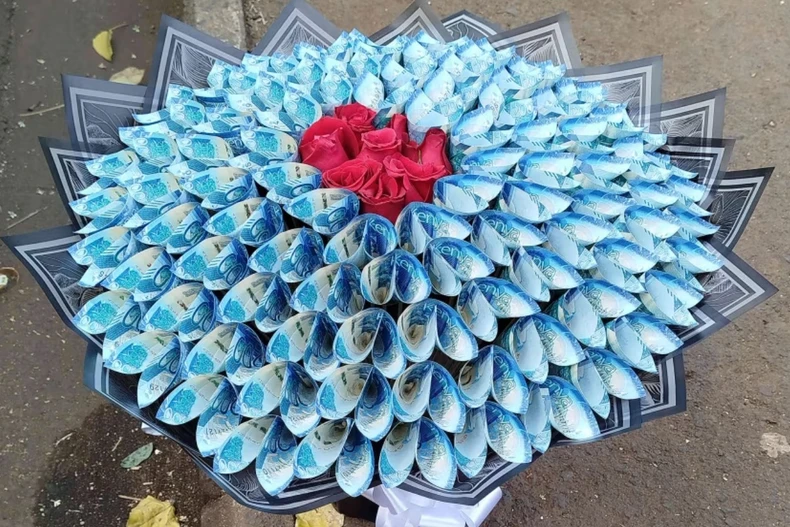 Một bó hoa được làm từ đồng nội tệ ở Kenya. (Nguồn: CNN)